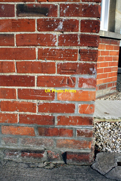 Photo 6"x4" Benchmark on the side of #60 High Street Wallingford c2012