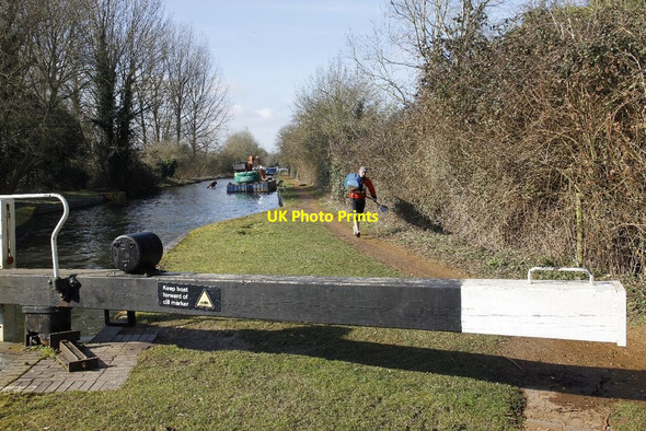 Photo 6"x4" Arm on the gate Midgham Green c2012