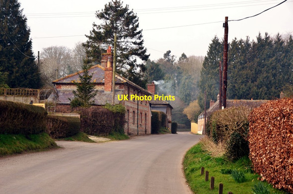 Photo 6"x4" Turnworth: The lane and cottages in the village Hedge End\/ST8206 c2012