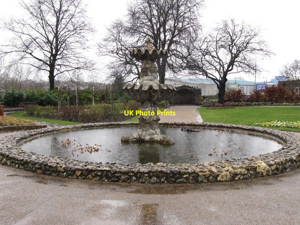 Photo 6"x4" Fountain in the garden Reading c2012