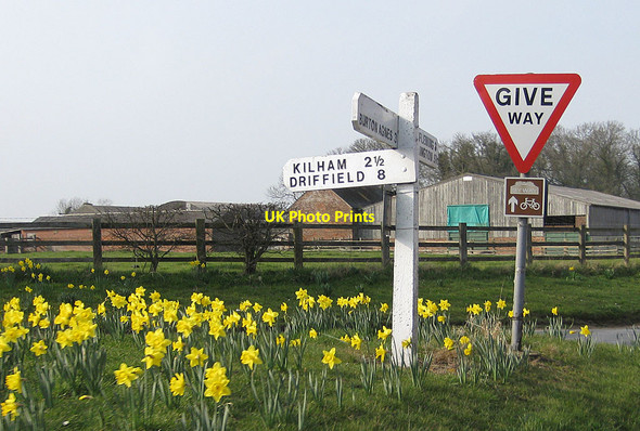 Photo 6"x4" Grass triangle, Rudston Rudston c2012
