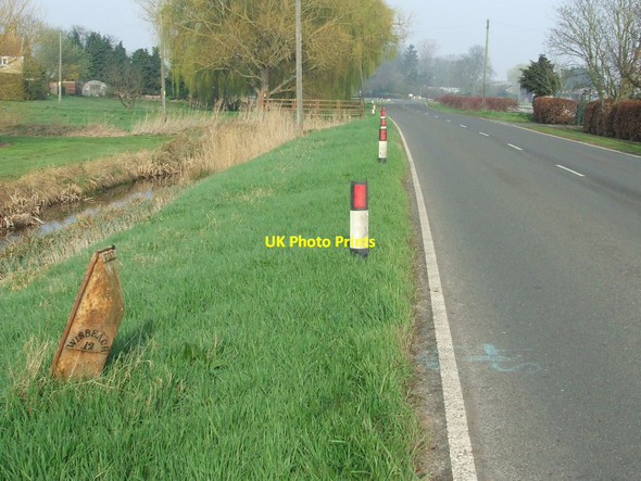 Photo 6"x4" Old Milepost Welney c2012