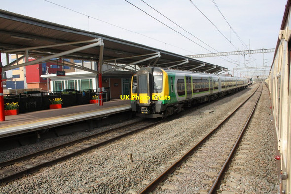 Photo 6"x4" Trains in Rugby Station Rugby c2012