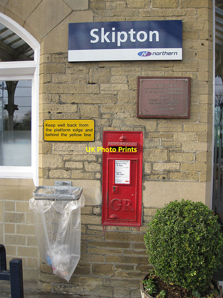 Photo 6"x4" George V wall postbox, Skipton Station Skipton c2012