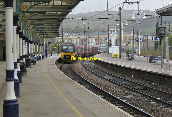 Photo 6"x4" Leeds bound train at Skipton Station Skipton c2012