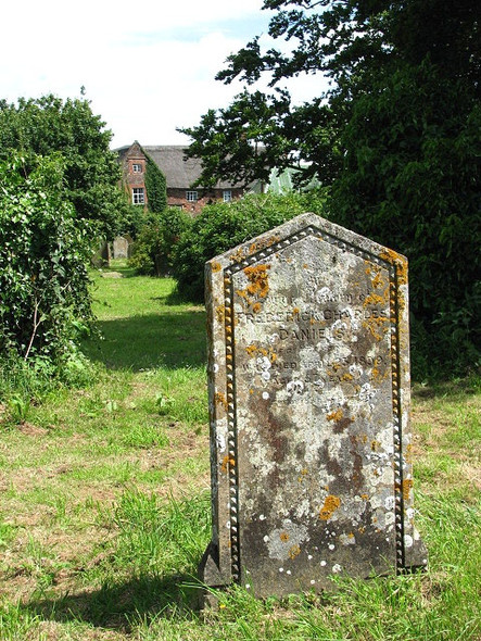 Photo 6"x4" St George's Church - churchyard Narrowgate Corner c2008
