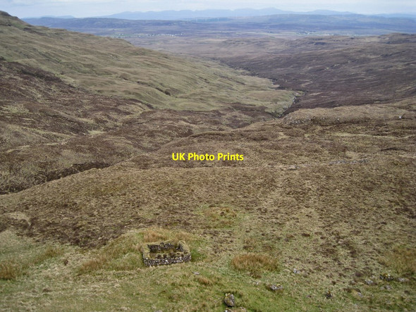 Photo 6"x4" Ruin below Beinn na h-Uamha, wide view An Sg\u00f9rran c2012