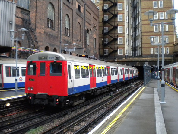 Photo 6"x4" Uxbridge train leaving Baker Street Marylebone\/TQ2881 c2011