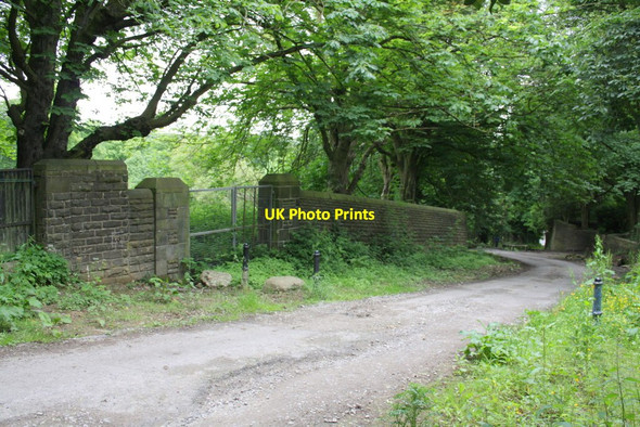 Photo 6"x4" Walls on north side of Mayfield Road Keighley c2012