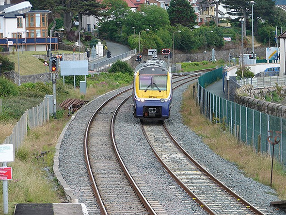 Photo 6"x4" Train approaching Deganwy Station Llandudno c2008
