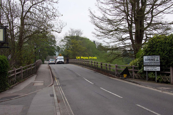 Photo 6"x4" The bridge over the Thames to Goring Streatley\/SU5980 c2012
