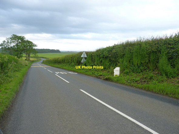 Photo 6"x4" The Abercrombie milepost in its setting Abercrombie c2012