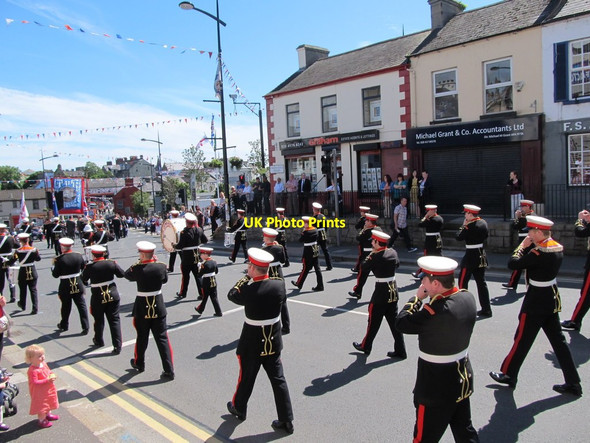 Photo 6"x4" The Ballinran Flute Band approaching the Upper Square Kilkeel c2012