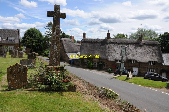 Photo 6"x4" Cross in Swalcliffe churchyard Swalcliffe c2012