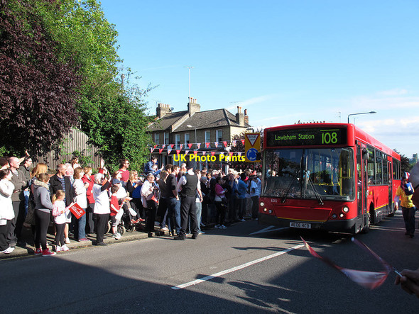 Photo 6"x4" Cheering on the bus Greenwich\/TQ3977 c2012