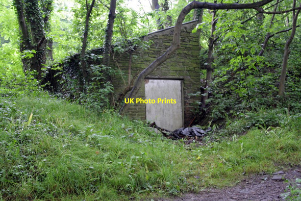 Photo 6"x4" Stone hut on south side of Parkside Bingley\/SE1139 c2012