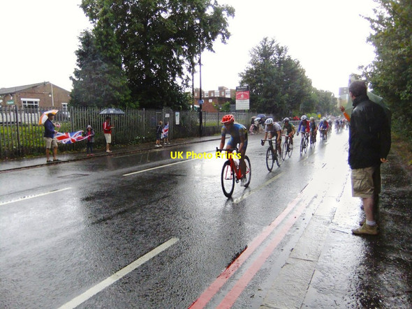Photo 6"x4" The women's Olympic Road Race: the peloton in the rain Barnes c2012
