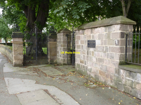Photo 6"x4" Gates at Lenton Priory  Dunkirk\/SK5538 c2012