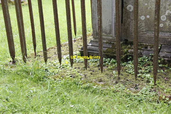 Photo 6"x4" Rusted away Lechlade on Thames c2012