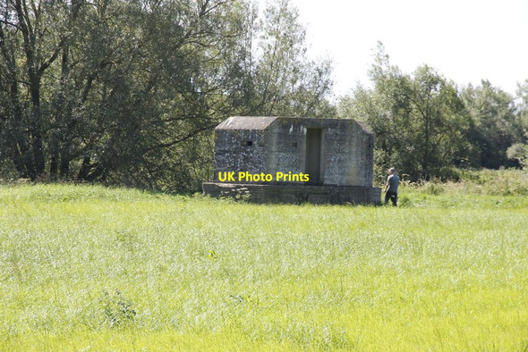 Photo 6"x4" Walking round the pillbox Lechlade on Thames c2012