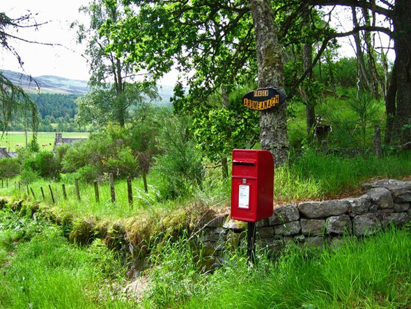 Photo 6"x4" Postbox at entrance to Ardmeanach Ballater c2008