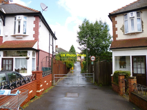 Photo 6"x4" Friern Barnet, footpath Friern Barnet c2012