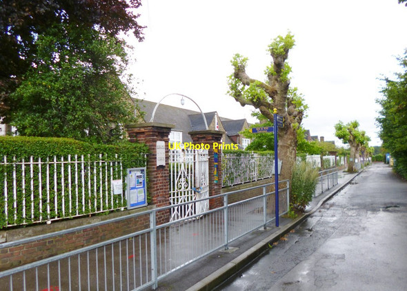 Photo 6"x4" East Finchley, primary school Finchley c2012