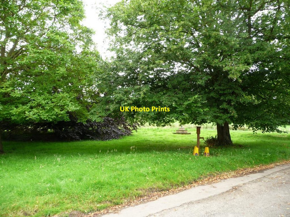 Photo 6"x4" Village pump on the village green Laxton\/SP9496 c2012