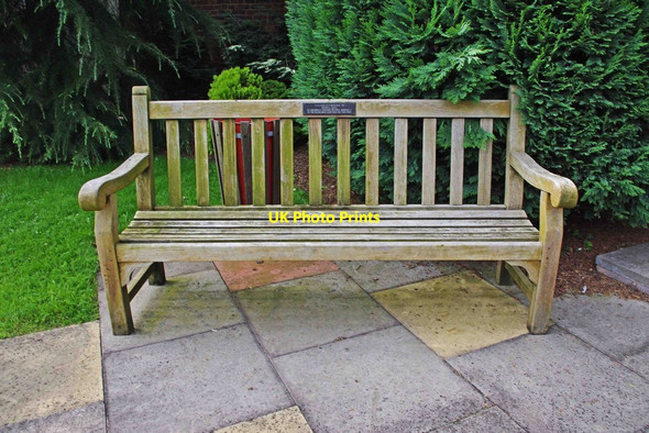 Photo 6"x4" Seat in Stourport War Memorial Gardens, Stourport-on-Severn Stourport-on-Severn c2012