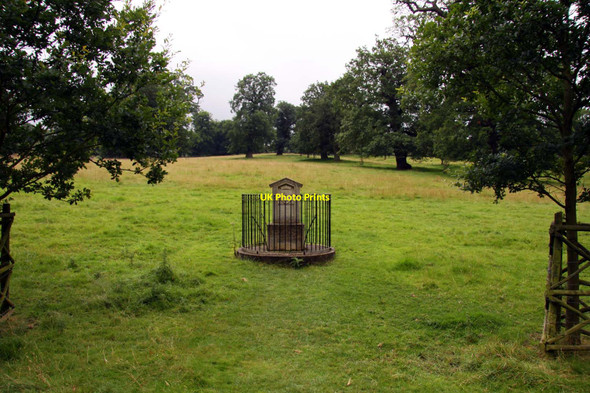 Photo 6"x4" The avenue memorial stone at Althorp Nobottle c2012
