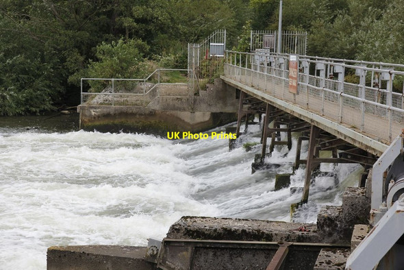 Photo 6"x4" Flowing through the weir Abingdon c2012