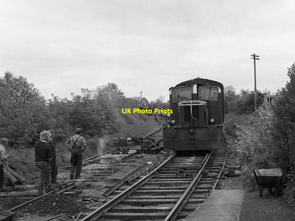 Photo 6"x4" Train at Attymon Junction Attymon c1975