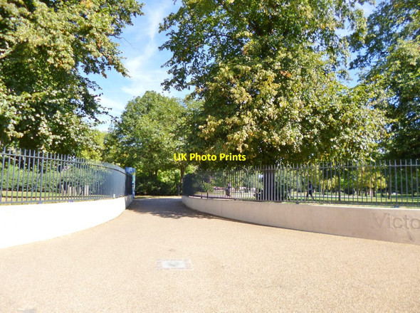 Photo 6"x4" Victoria Park, Canal Gate Bethnal Green c2012