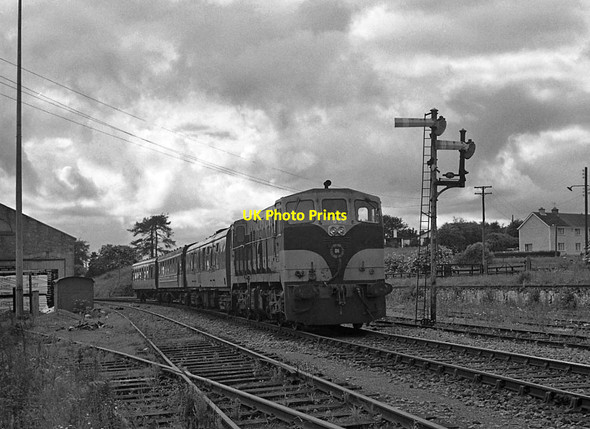 Photo 6"x4" Passenger train leaving Roscrea station Roscrea c1986