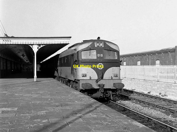 Photo 6"x4" Train in Cobh station Cobh c1978