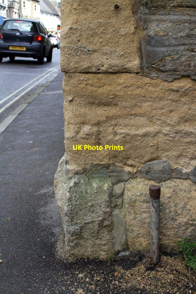 Photo 6"x4" Benchmark on #30 High Street Bruton c2012