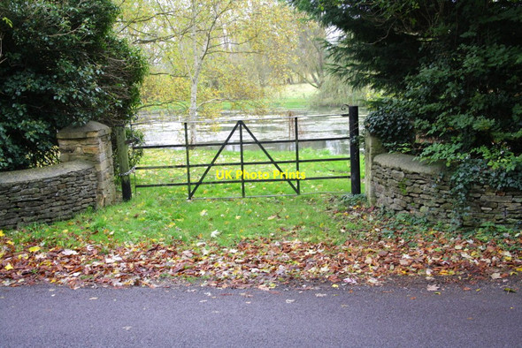 Photo 6"x4" Gateway at Shipton Manor Bunkers Hill\/SP4717 c2012