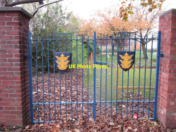 Photo 6"x4" Park gates at Frome and Loglands Park Ganstead c2012