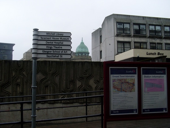 Photo 6"x4" Directional signpost outside Charing Cross Station Glasgow c2008