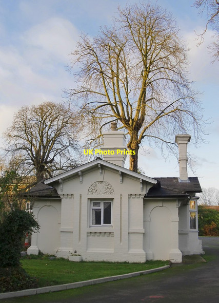 Photo 6"x4" Lodge at the entrance to Sunbury Court Sunbury c2012