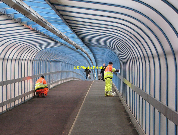 Photo 6"x4" Cleaning the cycle bridge Cambridge\/TL4658 c2012