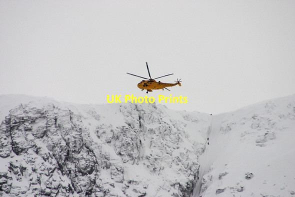 Photo 6"x4" Helicopter above Coire an t-Sneachda Coire an t-Sneachda\/NH9903 c2012