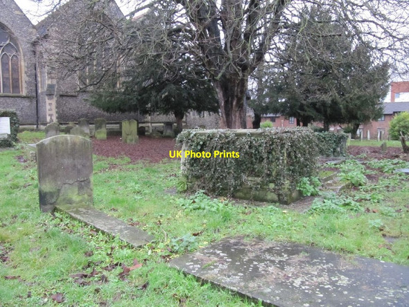 Photo 6"x4" Churchyard at the back Reading c2012