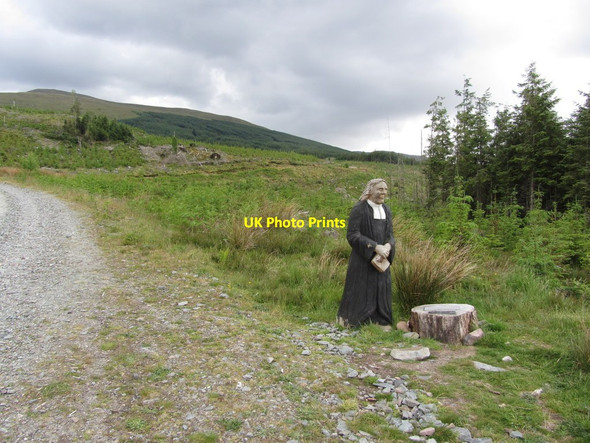 Photo 6"x4" The 'Wee Minister' wooden statue on track S of Coire Choille Farm Inverroy c2012