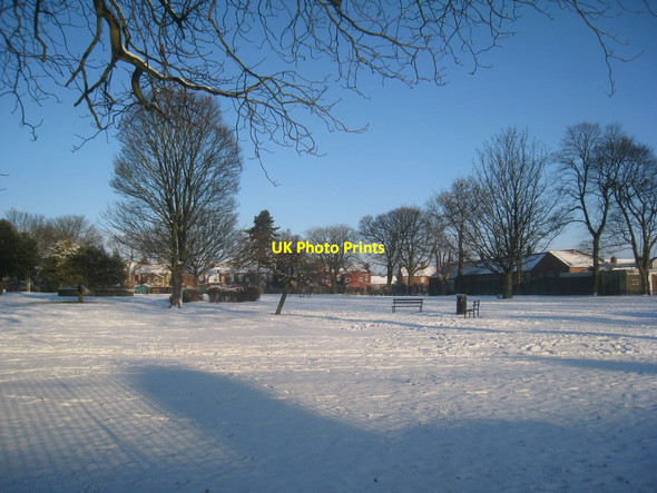 Photo 6"x4" Memorial Gardens in the snow (2) Scunthorpe c2013
