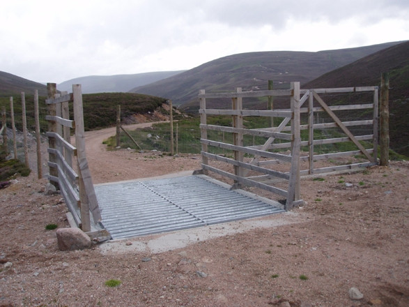Photo 6"x4" Cattle Grid in Glen Avon Meall Gaineimh c2008