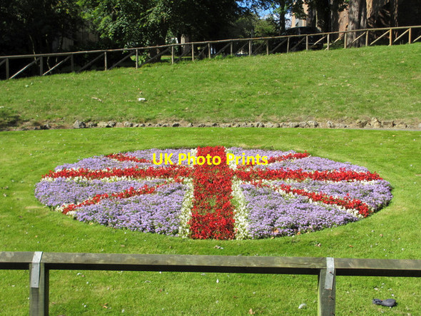 Photo 6"x4" Flower bed 2 alongside Valley Road Scarborough\/TA0388 c2012