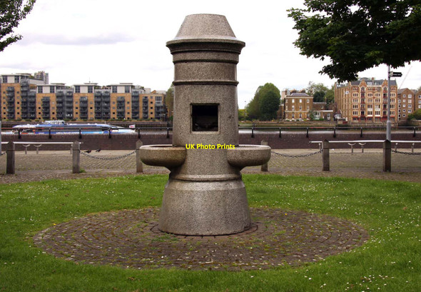 Photo 6"x4" Water fountain in Fountain Green Square Bermondsey c2012