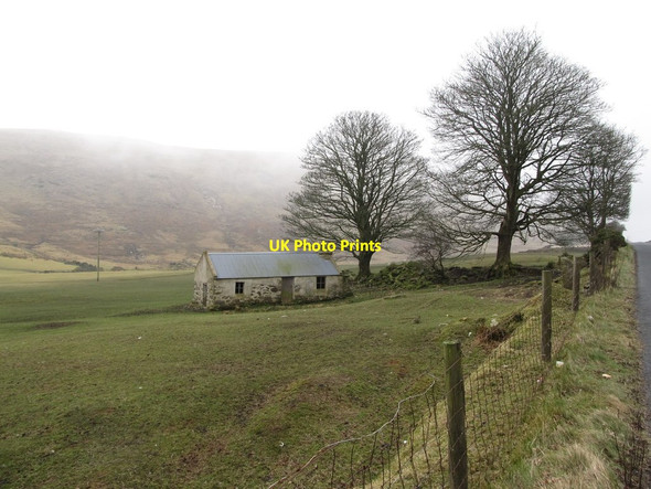 Photo 6"x4" A wee cottage facing Wee Roosley across the B25 Hilltown\/J2128 c2013