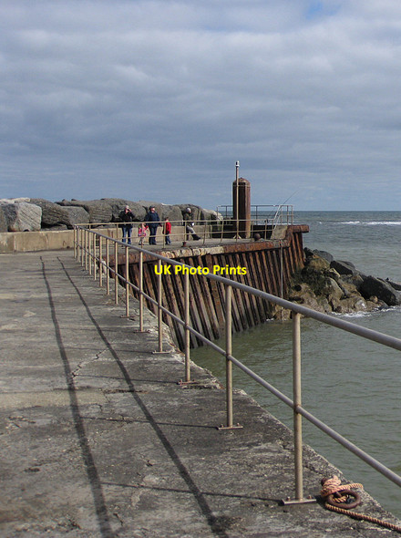 Photo 6"x4" Harbour breakwater Staithes c2013